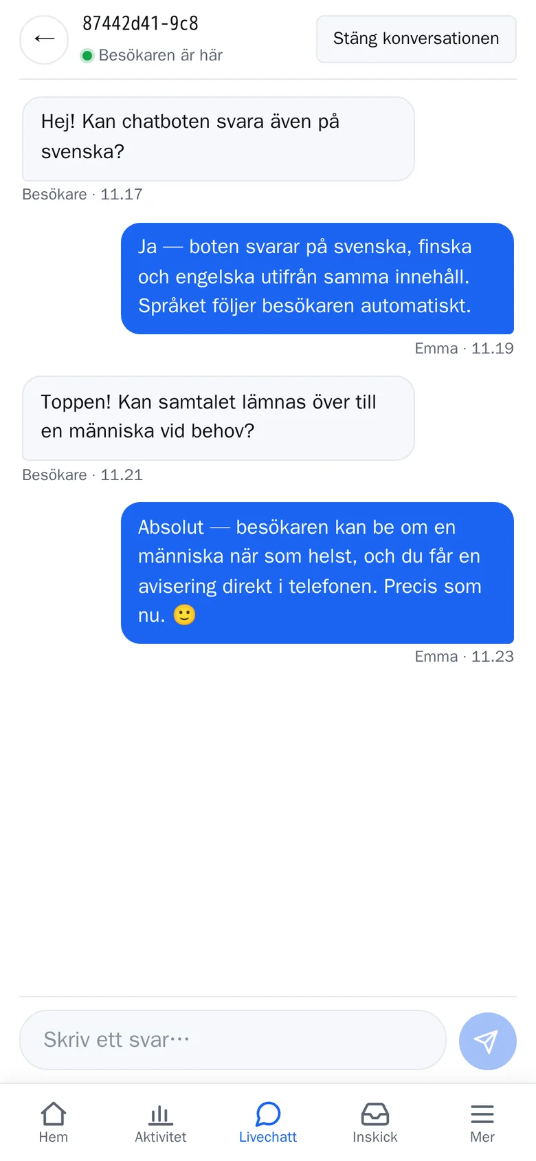 Gosoft Connect-livechatt på en telefon - en agent som svarar en besökare